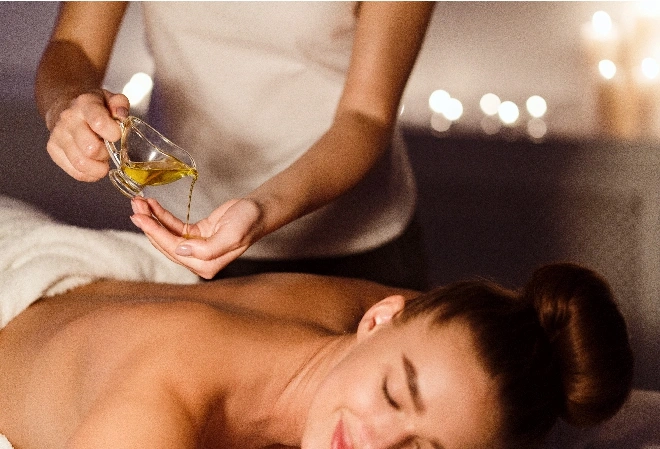 Ölmassage mit warmem Massageöl auf der Haut