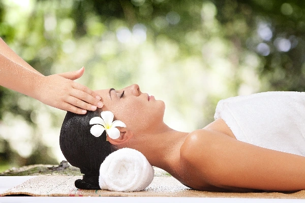 Entspannte Person bei einer beruhigenden Massage