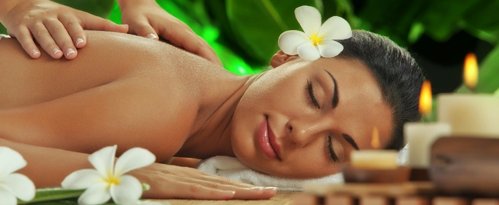 Thaimassage einer verspannten Rückenpartie